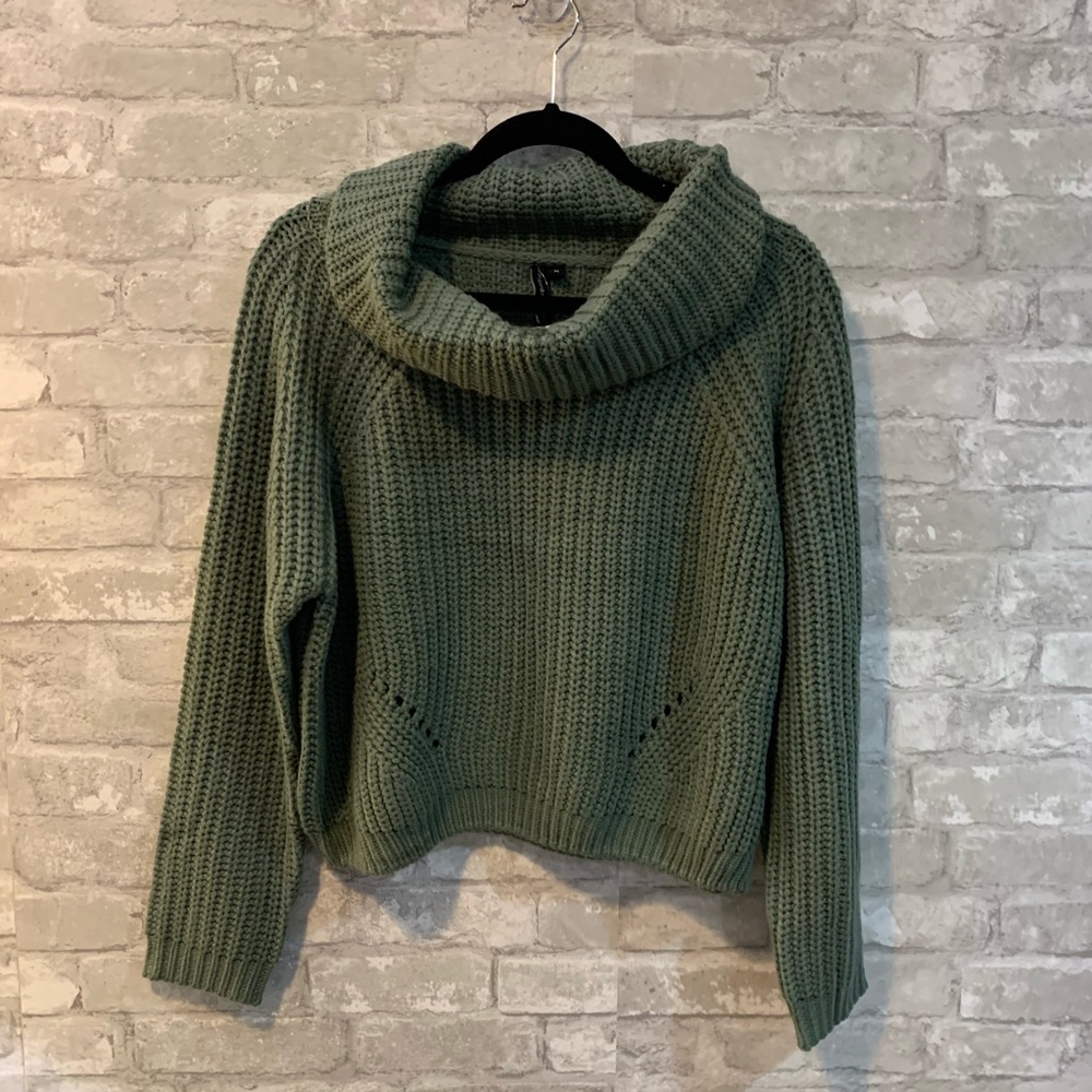Moon & Madison M Cropped Cowlneck Sweater NWT